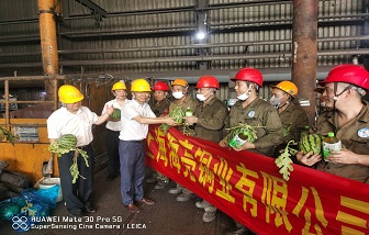 战高温 保生产 | 上海和记娱乐党支部为熔炼高温岗位员工送清凉